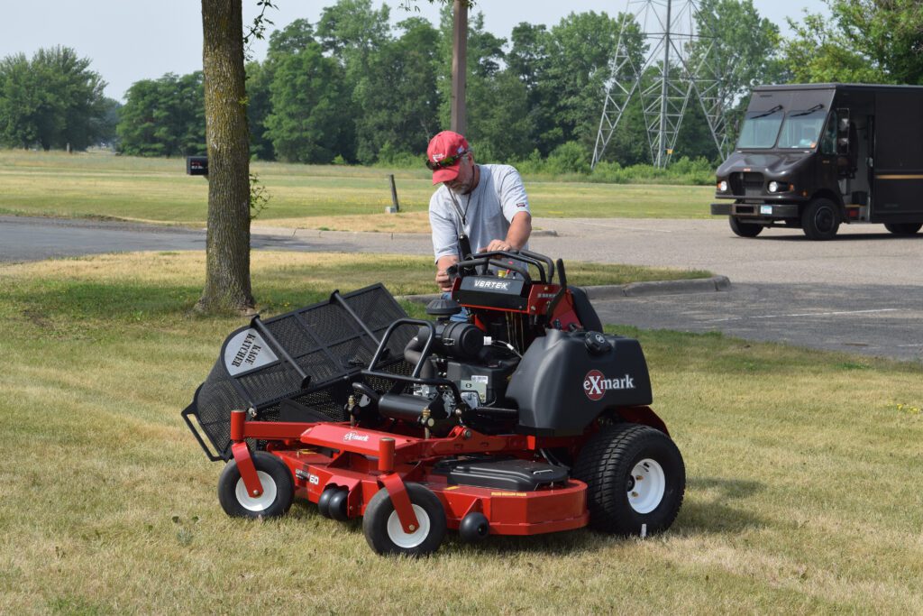 How to empty a grass catcher