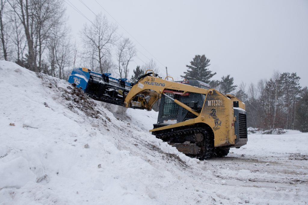 Hydraulic snow plow with containment box